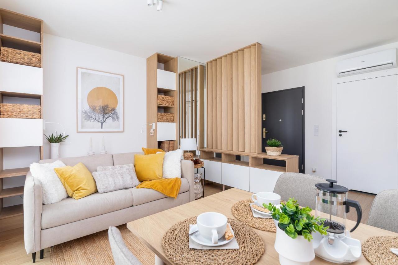 City Studio With Ac Czarnowiejska By Renters Cracovia Exterior foto